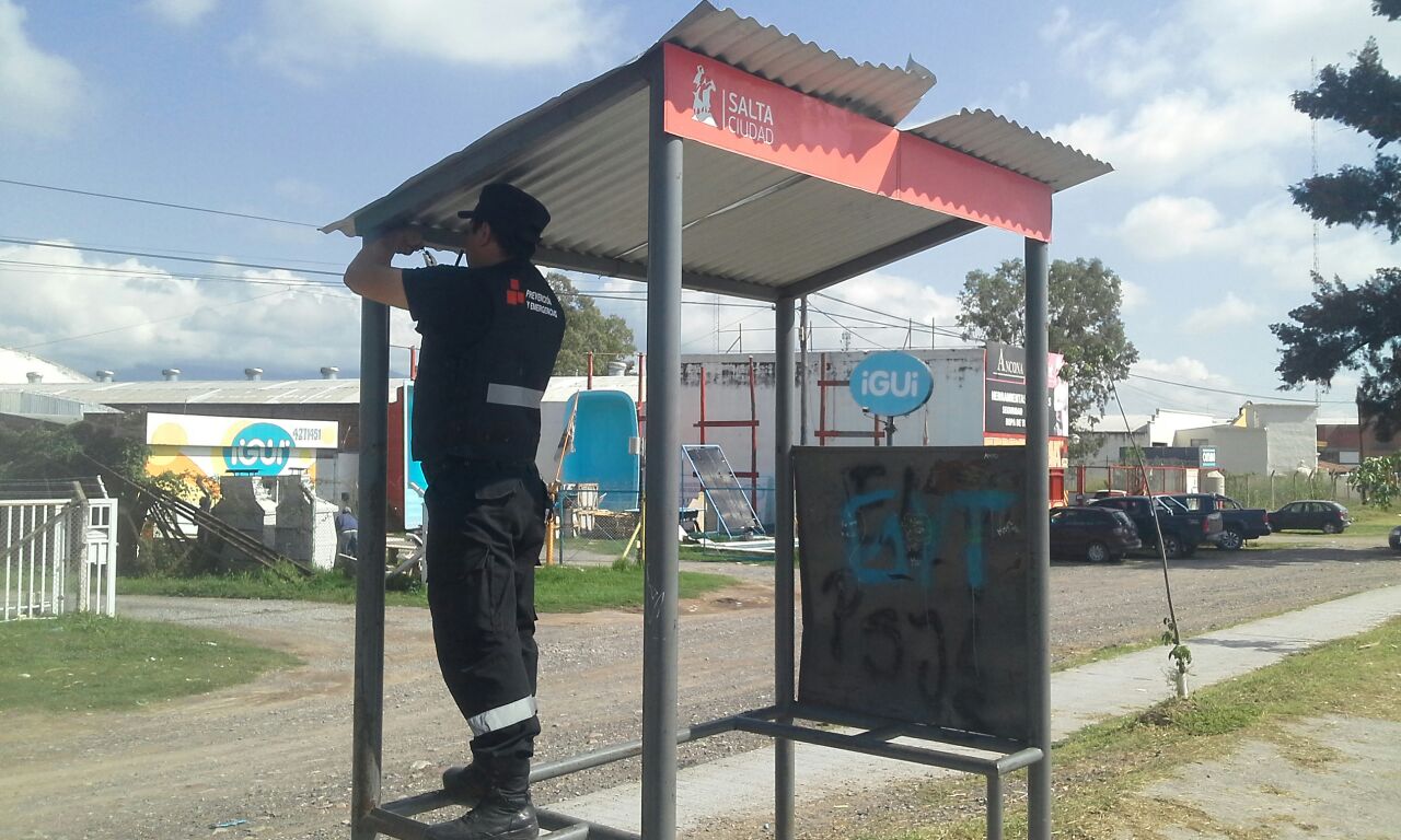 Agentes de Prevención y Emergencias repararon paradores de colectivos –  Municipalidad de Salta