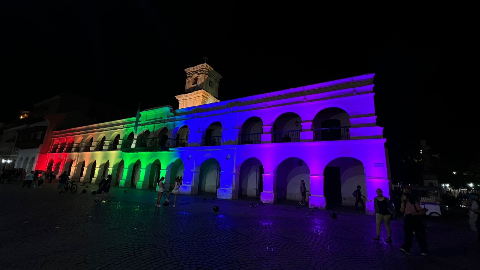 Mes de la Diversidad: la Municipalidad iluminó la fachada del Cabildo